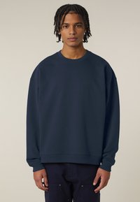 Felpa blu navy con colletto rotondo e maniche lunghe. Realizzata in tessuto morbido con una vestibilità comoda e polsini e orlo a coste.