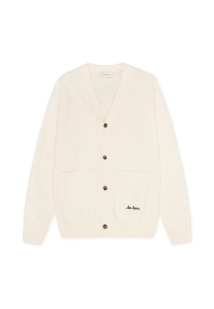 Cremfarbener Cardigan mit V-Ausschnitt, fünf braunen Knöpfen, zwei vorderen Taschen und schwarzem gesticktem Text "les deux" auf der linken Tasche.