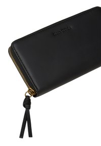 Zwarte leren portemonnee met een ritsluiting en gouden hardware. Kenmerkt zich door een gladde textuur en een leren ritsdetail.