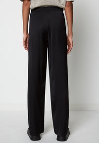 Marc O'Polo WEITE AUS LEICHT ELASTISCHER  - Stoffhose - black