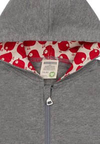 Grauer Reißverschluss-Hoodie mit rotem Vogelmuster im Innenfutter. Hergestellt aus 100% Bio-Baumwolle, mit Rundhalsausschnitt und silbernem Reißverschluss.