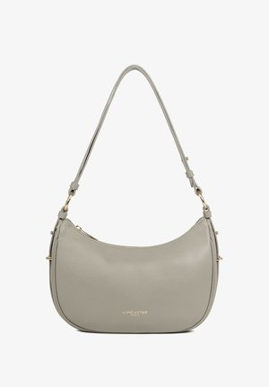 Klein grijs leren schoudertasje met gebogen vorm, verstelbare riem, goudkleurige hardware en "Lancaster Paris"-logo in het midden aan de voorkant.