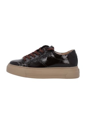 Baskets en cuir verni noir avec des lacets marron et une semelle plateforme beige ; présentent une texture lisse et un design à bout rond.