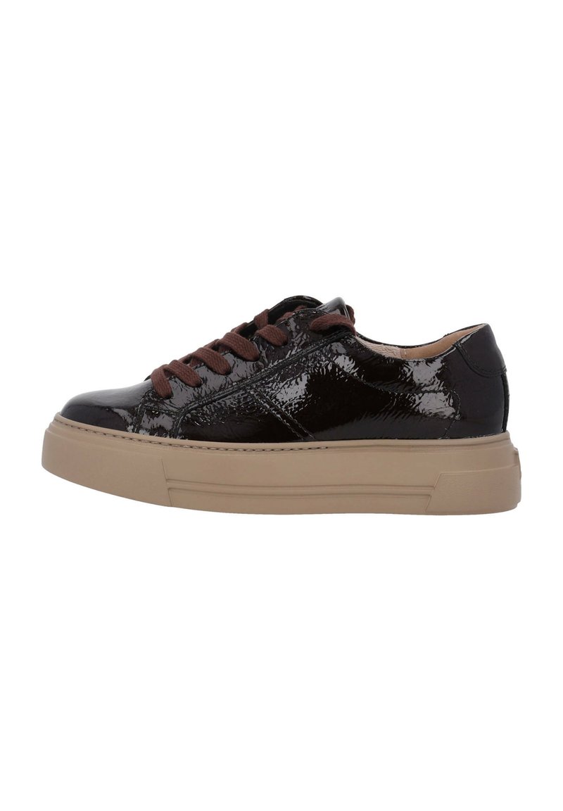 Baskets en cuir verni noir avec des lacets marron et une semelle plateforme beige ; présentent une texture lisse et un design à bout rond.