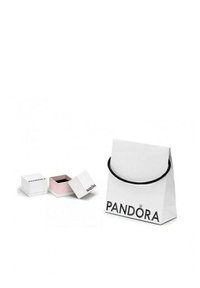 Borsa da shopping bianca con manici neri, con il logo "PANDORA". Due scatole di gioielli bianche, una delle quali ha un interno rosa, esposte nelle vicinanze.