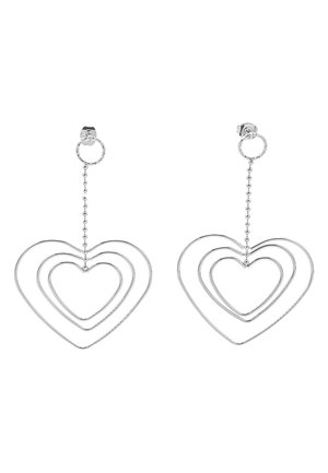 Orecchini a forma di cuore in tonalità argento, con tre cuori sovrapposti di dimensioni diverse, attaccati da una catena di perline a perni circolari.