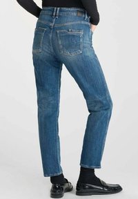 Blauwe denim jeans met een rechte snit, vijf zakken en een vervaagde textuur. Bevat een donkere tailleband en subtiele stikseldetails.