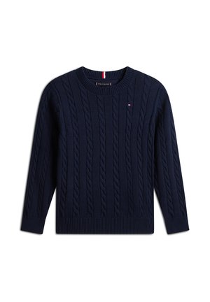 Pull en maille torsadée bleu marine avec manches longues, poignets et ourlet côtelés, et un petit logo rouge, blanc et bleu sur la poitrine.