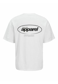 Camiseta blanca de algodón con mangas cortas. Presenta un gran texto gráfico en negro que dice "apparel" y "Club1990" en la parte posterior, con una forma de logo.