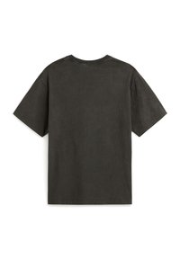Tmavě šedé tričko s krátkým rukávem vyrobené z měkké bavlny. Má jednoduchý design s kulatým výstřihem a volným střihem. Bez viditelných log nebo vzorů.