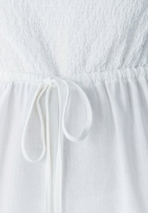 Valge kleit, millel on struktureeritud ülaosa ja sujuv, kortsunud seelikuosa. Sisaldab kinnituspaela vööl, et reguleerida sobivust.