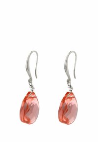 Pendientes largos de gancho plateados que presentan cristales en forma de lágrima facetados en un suave tono rosa. El diseño enfatiza la transparencia y la reflexión de la luz.