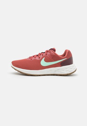 Chaussure de course en maille rouge avec des lacets roses, un swoosh Nike vert menthe, une semelle blanche coussinée et un détail marron au talon, vue de côté sur fond blanc.