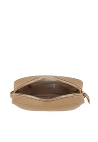 Beige læder clutch taske med en tekstureret overflade, guldbeslag og et enkelt indvendigt rum. Enkel, rektangulær form.