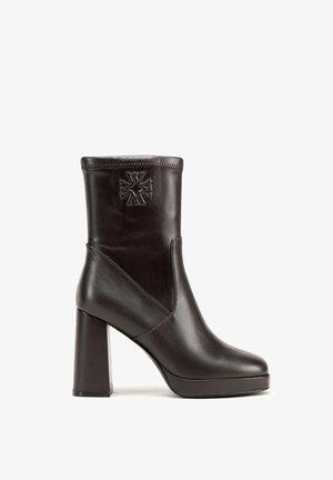 Schwarze Lederstiefelette mit Blockabsatz und Plateau. Verfügt über ein geprägtes Design an der Seite und eine glatte Oberfläche.