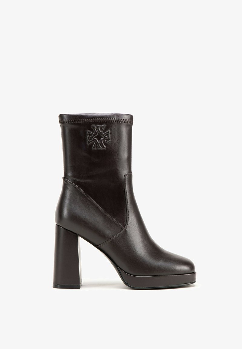 Schwarze Lederstiefelette mit Blockabsatz und Plateau. Verfügt über ein geprägtes Design an der Seite und eine glatte Oberfläche.