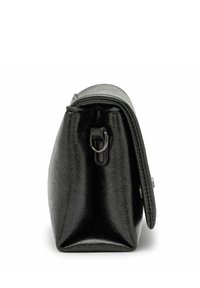 Borsa in pelle nera con una forma strutturata, superficie liscia e un anello laterale per il fissaggio di accessori. Una leggera lucentezza ne esalta l'aspetto.