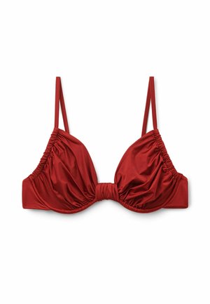 Rode bikini top met geplooide details en dunne verstelbare schouderbandjes, met een geplooid middenvoor, op een witte achtergrond.