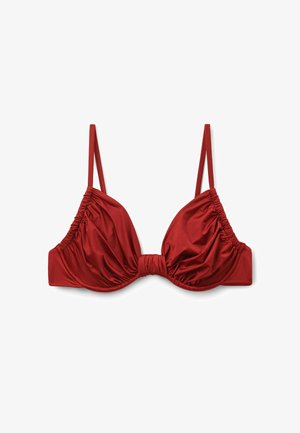 Rotes, gerafftes Bikini-Oberteil mit dünnen, verstellbaren Schulterriemen und einem gerafften Detail in der Mitte vorne vor weißem Hintergrund.
