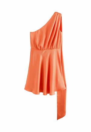 Asymmetrisches orangenes Kleid mit einer Schulter, geraffter Taille, ausgestelltem Rock und einem langen Stoffdetail, das von der Schulter hängt.