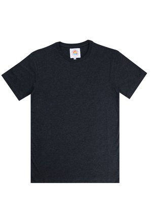 T-shirt uni gris charbon foncé à manches courtes et col rond avec une petite étiquette circulaire multicolore à l'intérieur du col.