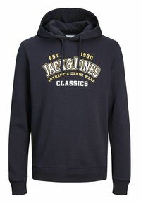 Dunkelblauer Hoodie mit Kängurutasche, Kapuze mit Schnürzug und elastischen Bündchen. Mit weißen und gelben Aufdrucken "JACK & JONES" und "CLASSICS."