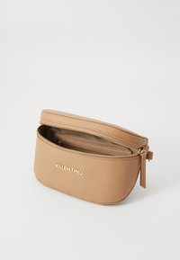 Bežinė odinė kosmetinė kišenė su auksine užtrauktuku, apvalios formos, su reljefiniu paviršiumi ir auksiniu "VALENTINO" logotipu priekyje.