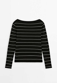 Zwarte top met lange mouwen, voorzien van horizontale witte strepen. Het ontwerp heeft een brede halslijn en een aansluitende snit. Gladde breistekstuur.