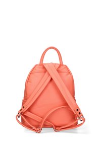 Sac à dos en cuir corail avec une forme arrondie, deux poignées supérieures et des sangles entrecroisées. Il est doté d'une quincaillerie en argent et d'une texture lisse.