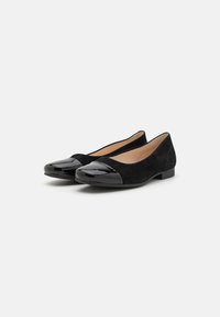 Balerini negre din suede cu vârf din piele întărită lucioasă. Talpă plată, formă rotundă și detalii minime de cusătură.