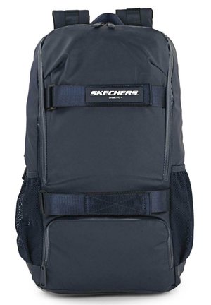 Mochila azul marino con un acabado suave y texturizado, que cuenta con correas ajustables, bolsillos laterales de malla y un parche con el logo en la parte frontal.