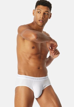 Weiße Baumwollunterhose mit einem elastischen Bund, der mit dem Schriftzug 'SCHIESSER' versehen ist. Das Design ist figurbetont, minimalistisch und nahtlos in der Optik.