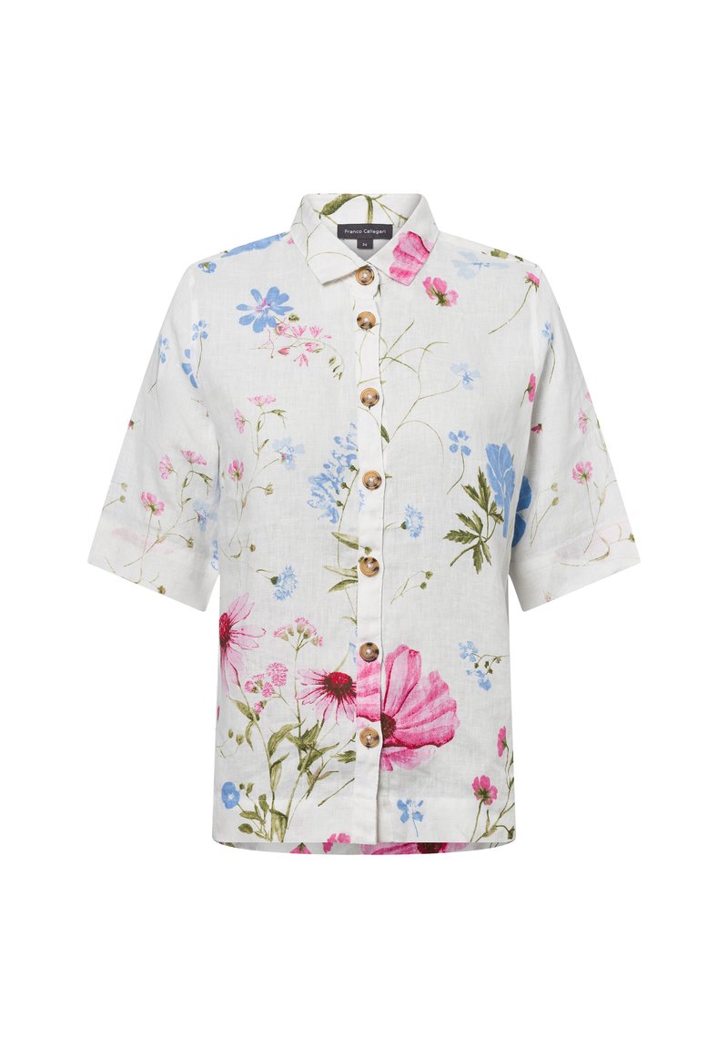 Bloemige kortemouwen overhemd van witte linnen met roze en blauwe bloempatronen, een knoopsluiting aan de voorkant en een kraag. Houten knopen accentueren de sluiting.