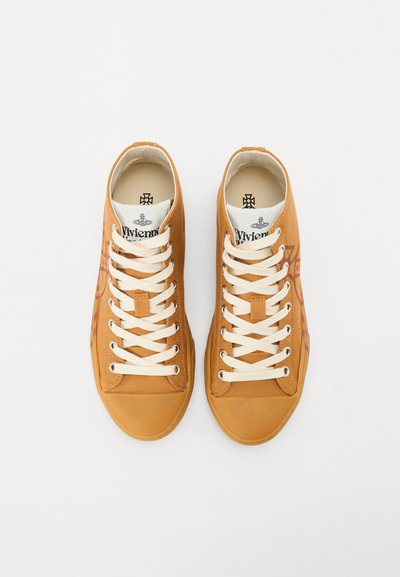 Sneakers înalte din pânză bej cu un finisaj texturat, șireturi crem, vârf rotund și un model grafic pe lateral.