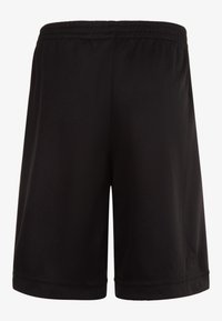 Czarne spodenki sportowe wykonane z przewiewnej siateczkowej tkaniny o teksturowanej powierzchni. Posiadają elastyczny pasek w talii i długość do kolan.