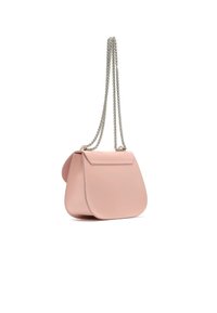 Borsa a mano in pelle rosa dalla forma curva, con chiusura a pattina e tracolla a catena argentata per il trasporto. Texture liscia, design minimale.