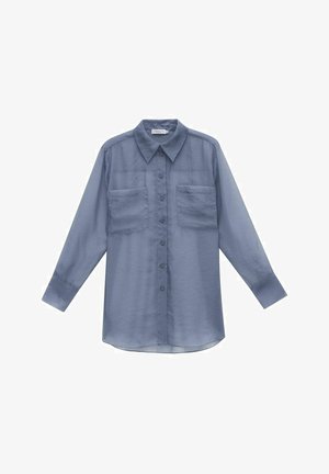 Jasnoniebieska, długoesfistowa koszula uszyta z przezroczystego materiału. Posiada kołnierzyk, zapięcie na guziki z przodu oraz dwie kieszenie na piersi. Gładka faktura.