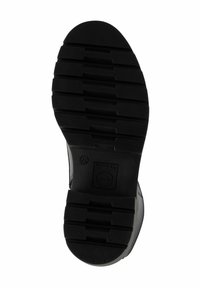 Suola di scarpa in gomma nera con scanalature texture per una migliore aderenza. Presenta una punta arrotondata e un design piatto, adatto a vari stili di calzature.
