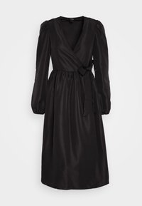 Svart omlottklänning med långa puffärmar, V-ringning och midjeband. Tillverkad av mjukt tyg med en flödande, knälång A-linjeprofil.