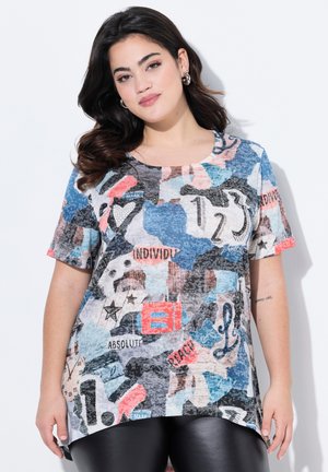 T-shirt à manches courtes, multicolore, avec un mélange de motifs et de texte en bleus, rouges et noir. Encolure ronde, coupe décontractée.