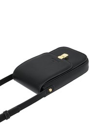 Borsa a tracolla nera in pelle con una texture liscia, forma rettangolare, chiusura in metallo dorato e tracolla regolabile. Nessun motivo visibile.