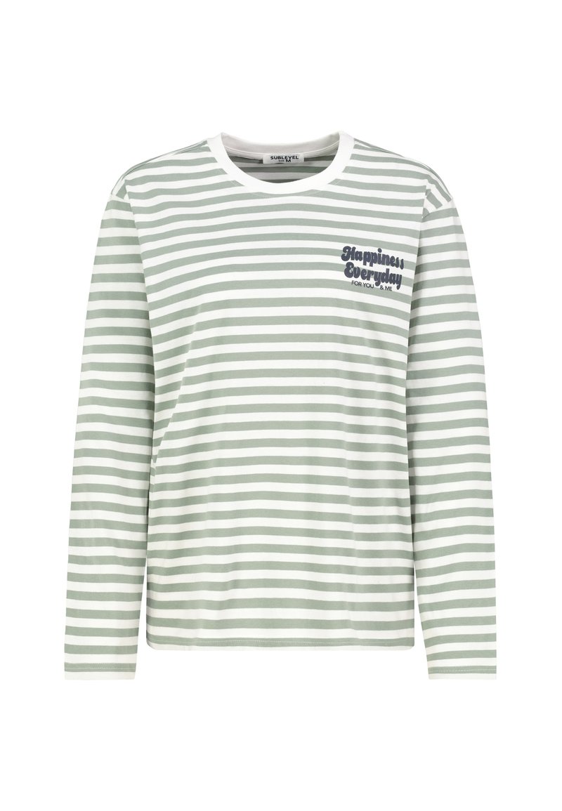 Langärmliges Hemd in hellgrün mit weißen Streifen, ausgestattet mit einem runden Halsausschnitt und einem "Happiness Everyday"-Grafikdesign auf der linken Brust.
