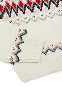 Strickpullover in Creme mit mehrfarbigen geometrischen Mustern in Rot, Pink, Schwarz und metallischen Akzenten. Mit gerippten Bündchen und Saum.