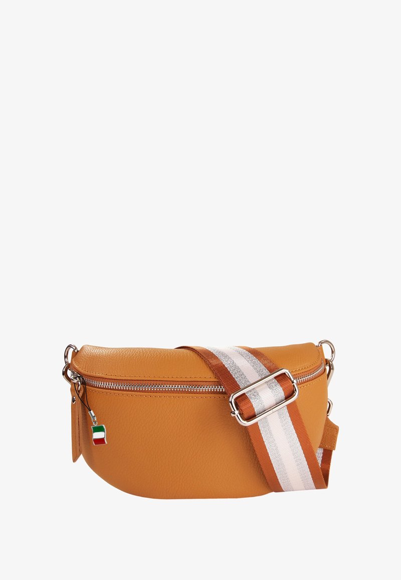 Mosterdgele leren schoudertas met een ritssluiting, voorzien van een gestreepte stoffen schouderband in bruin en wit, zilveren hardware en een klein vlaggetje hangertje.