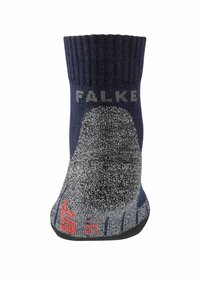 Calcetín azul marino con puño acanalado, suela gris texturizada y acentos rojos. Presenta la marca FALKE cerca de la parte superior. Diseñado para comodidad y durabilidad.