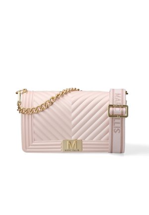 Lichtroze gewatteerde Marc Ellis schoudertas met gouden ketting, verstelbare stoffen riem en gouden logo gesp aan de voorkant.