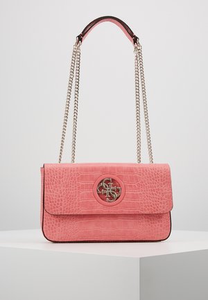 Vaaleanpunainen krokokuvioitu käsilaukku, jossa on kultainen ketjuhihna ja pyöreä metallinen logolukko, valkoisella jalustalla.