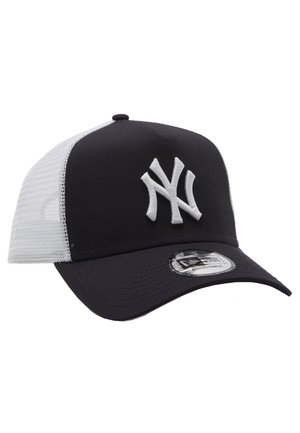 Cappellino da baseball in bianco e nero, realizzato in tessuto con retro in rete, dotato di logo ricamato sul davanti e chiusura regolabile a scatto.