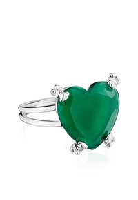Anillo verde en forma de corazón con una piedra de jade facetada, montado sobre una banda de plata, acentuado con cuatro detalles metálicos en forma de flor.