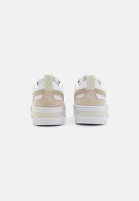 Puma MAYZE LUXE - Αθλητικά π�απούτσια - white/desert dust